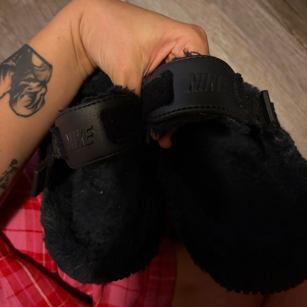 nike fuzzy calm mule SE Used women’s 8.5 black slipper decent condition